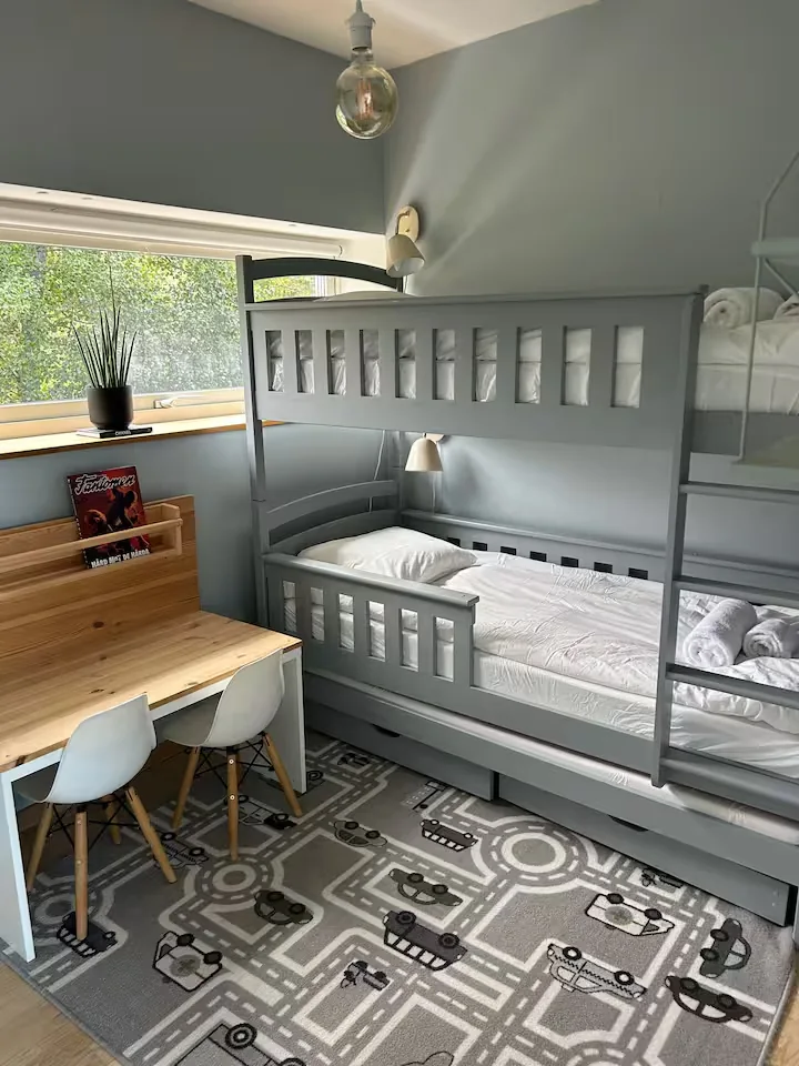 Etagenbettzimmer in der Villa Bianca auf Älgö bei Stockholm