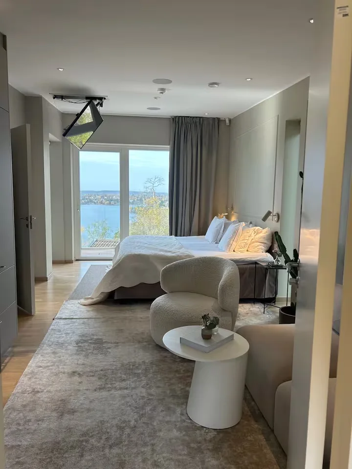 Schlafzimmer & Meerblick in der Villa Bianca auf Älgö bei Stockholm