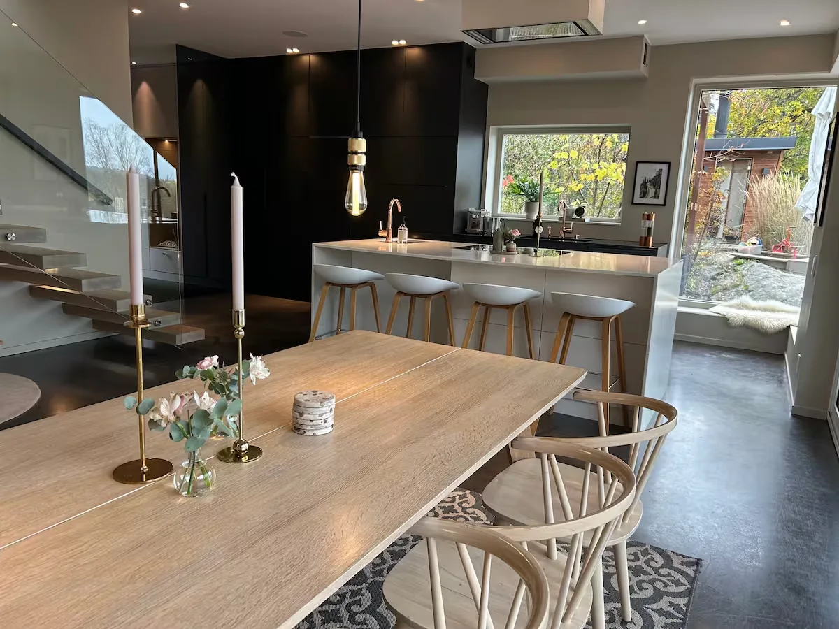 Esszimmer in der Villa Bianca auf Älgö bei Stockholm