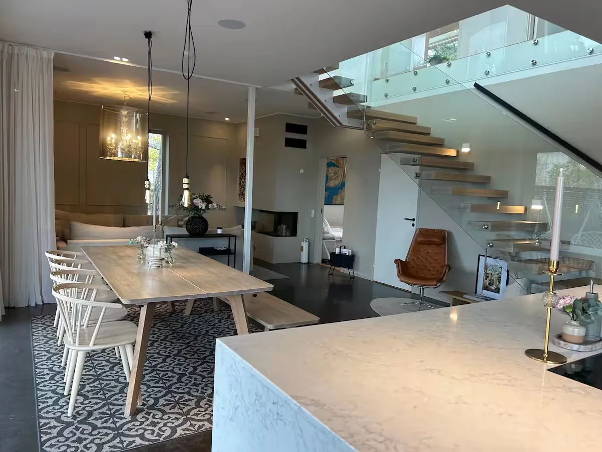 Esszimmer in der Villa Bianca auf Älgö bei Stockholm