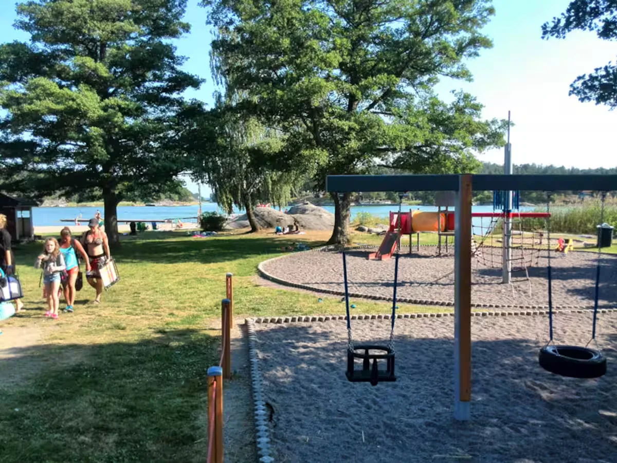 Strand & Spielplatz in der Villa Bianca auf Älgö bei Stockholm
