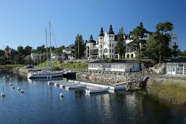 Historische Uferpromenade von Saltsjöbaden in der Villa Bianca auf Älgö bei Stockholm