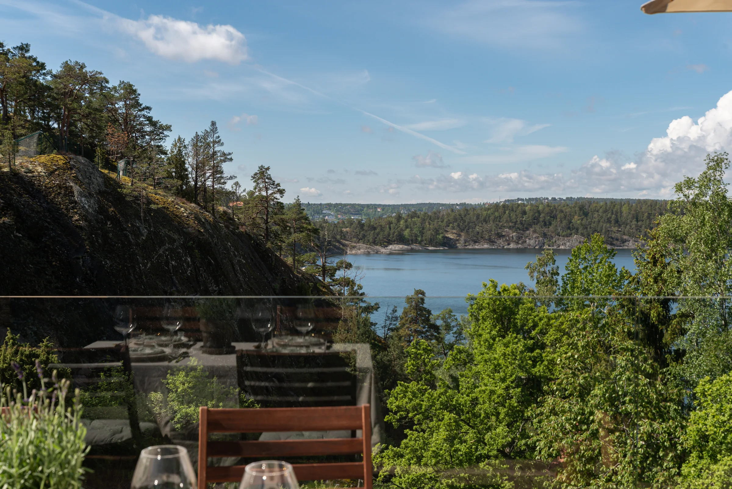 Vue aérienne de Villa Bianca au bord de l’eau près de Stockholm